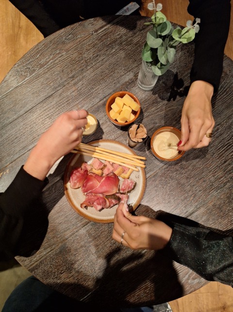 Groep hapjes en snacks tijdens een aperitief of drink bij een residentieel seminarie bij Mercure Han-sur-Lesse