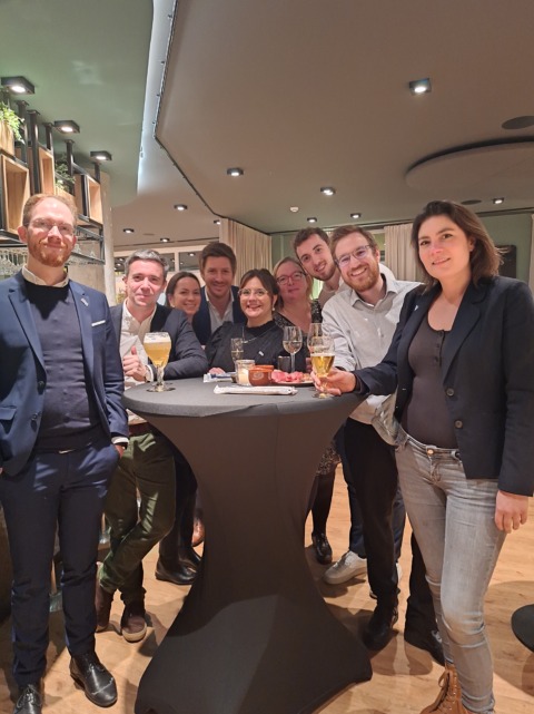 Groep collega's die samen genieten van een drink tijdens een residentieel seminarie bij Nestia Hospitality Group