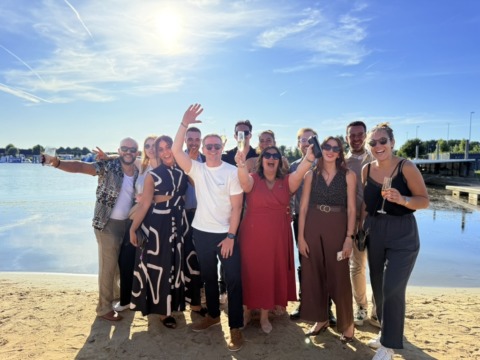 Lachende groep deelnemers tijdens een teambuilding activiteit bij ibis budget Brugge Jabbeke