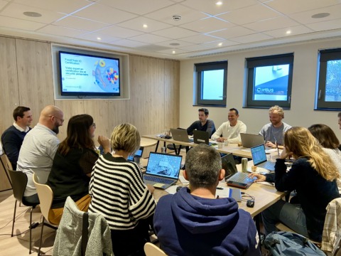Professionals in vergadering in de vergaderzaal van Radisson Blu Liège City Centre