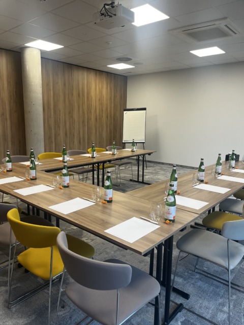 Lege maar volledig ingerichte vergaderzaal klaar voor een professioneel seminarie bij Nestia Hospitality Group