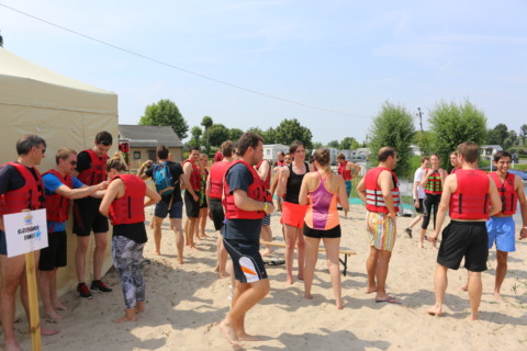 Groep klaar voor een teambuilding activiteit bij ibis budget Brugge Jabbeke Groep collega's die zich samen voorbereiden op een teambuilding activiteit bij ibis budget Brugge Jabbeke