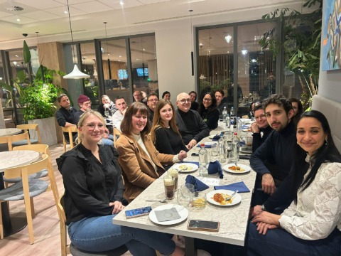 Groep collega's samen aan tafel tijdens het avondmaal van een residentieel seminarie bij Radisson Liège City Centre